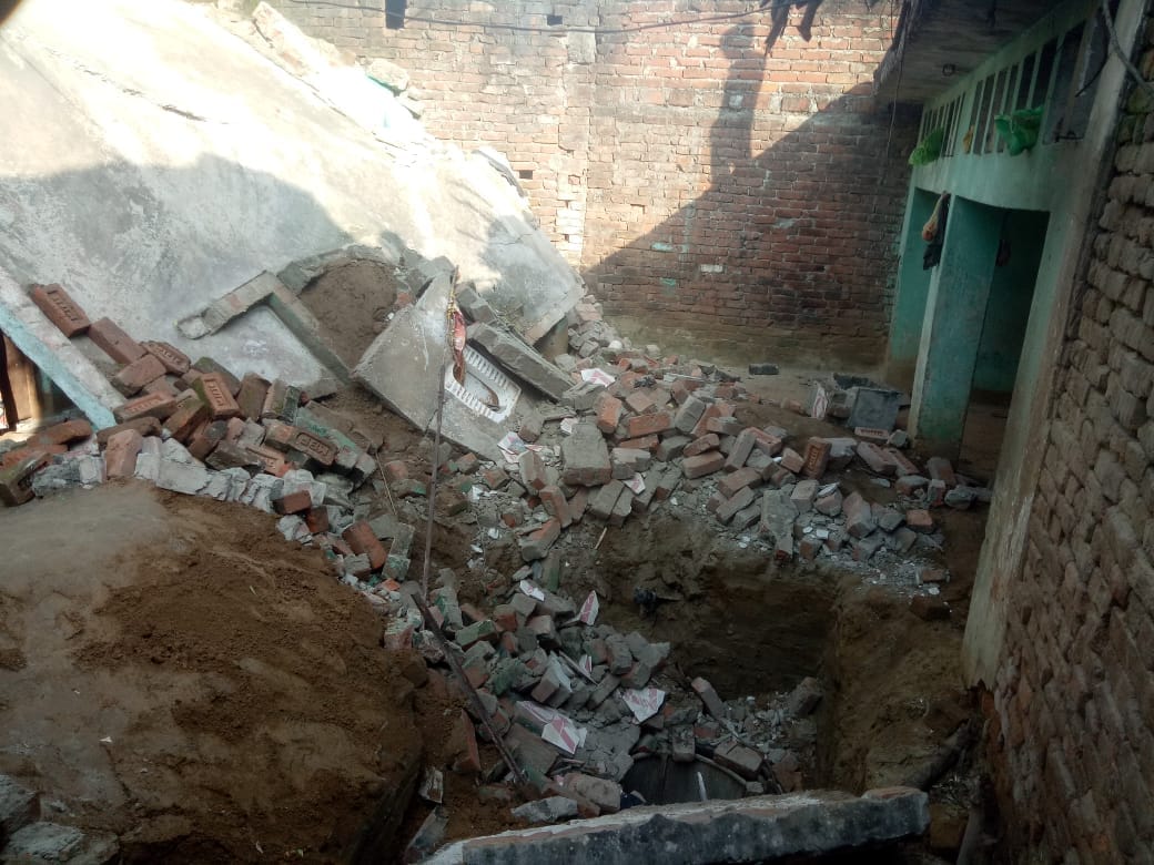 House collapses while digging toilet pit, mistry dead, two serious