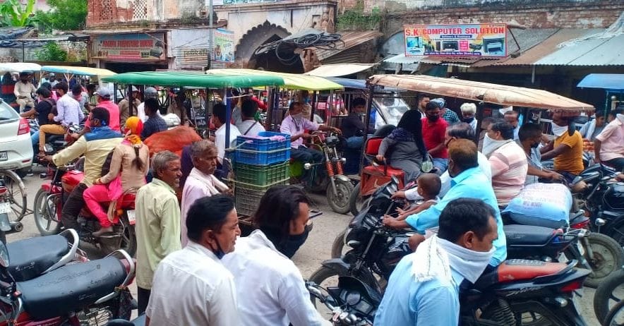 Crowds thronging the streets, Corona chain is not breaking