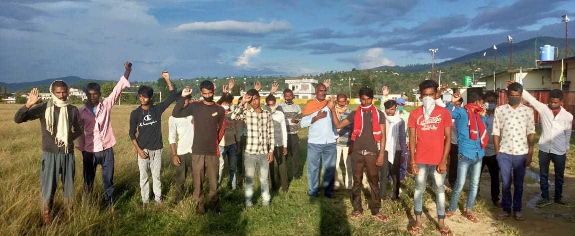 Workers could not find food in the relief center, demonstrated