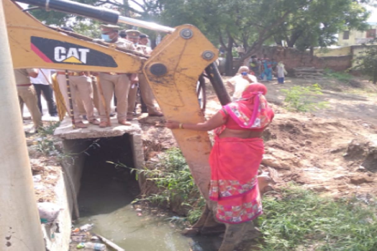 Baghpat News: Villagers have ruckus over the construction of sewer on the Delhi-Saharanpur highway