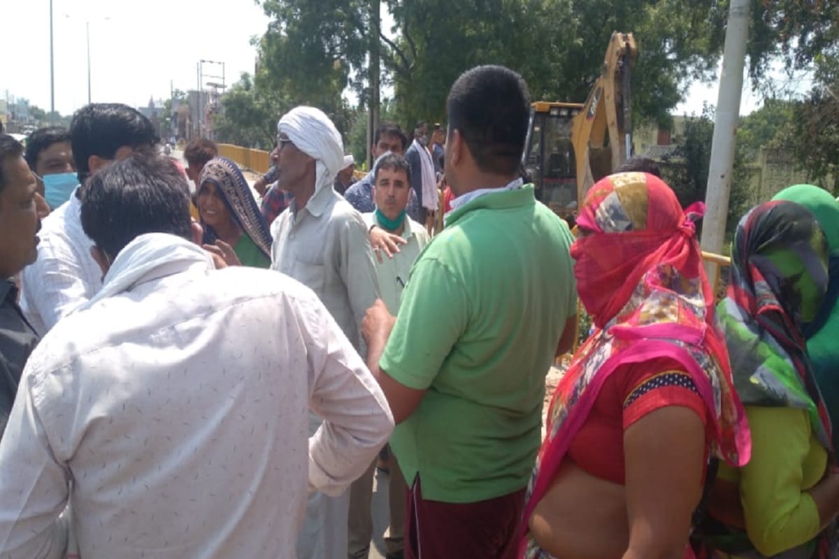 Baghpat News: Villagers have ruckus over the construction of sewer on the Delhi-Saharanpur highway
