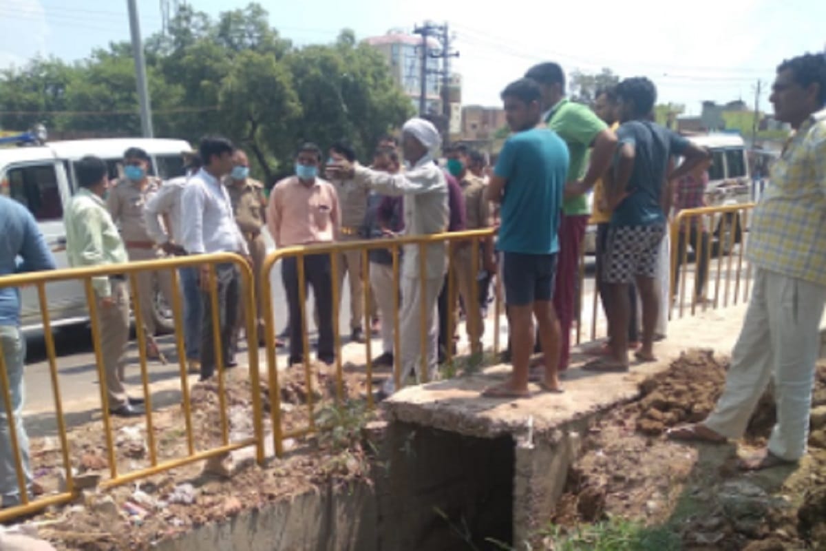 Baghpat News: Villagers have ruckus over the construction of sewer on the Delhi-Saharanpur highway