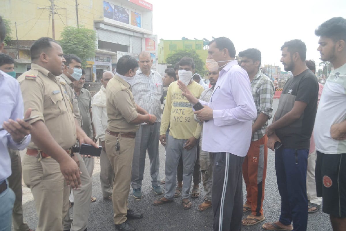 Baghpat News: Villagers have ruckus over the construction of sewer on the Delhi-Saharanpur highway