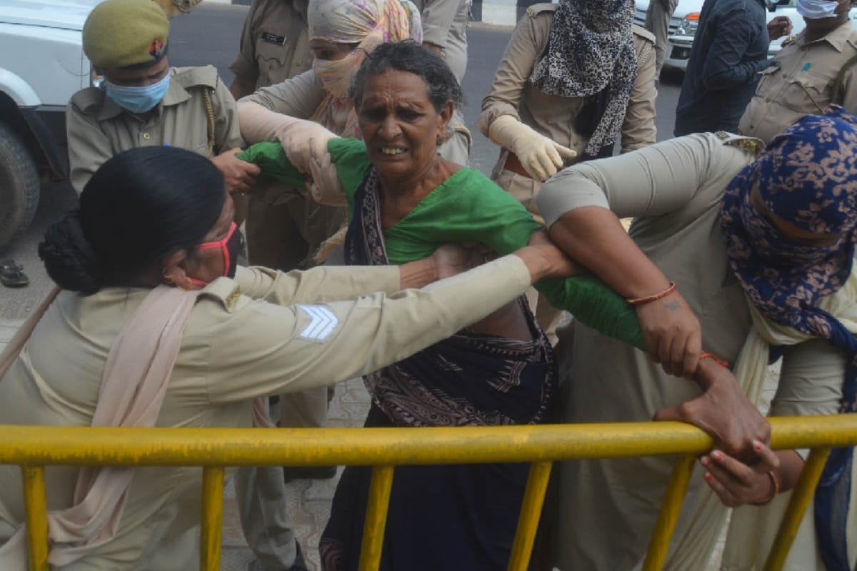 High voltage commotion on highway in Baghpat, elderly woman grabbed neck and pulled, questions raised over police action