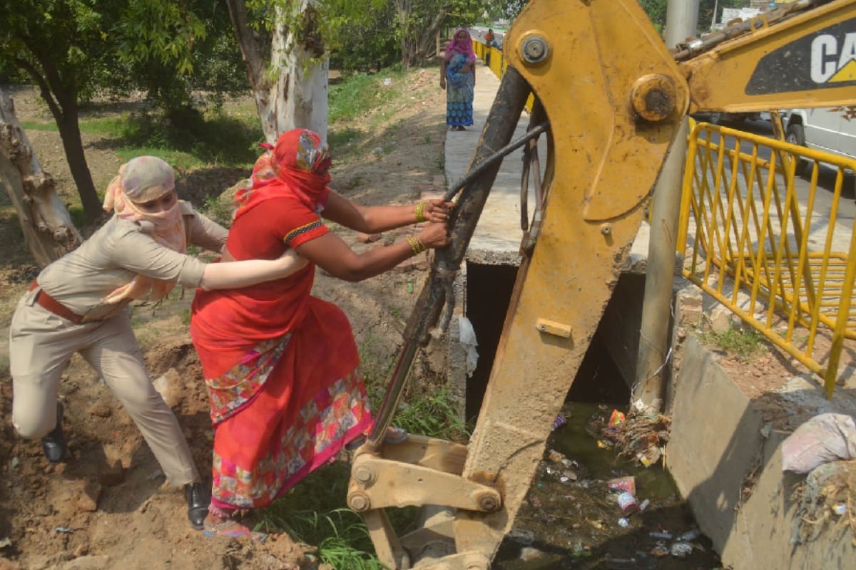 High voltage commotion on highway in Baghpat, elderly woman grabbed neck and pulled, questions raised over police action