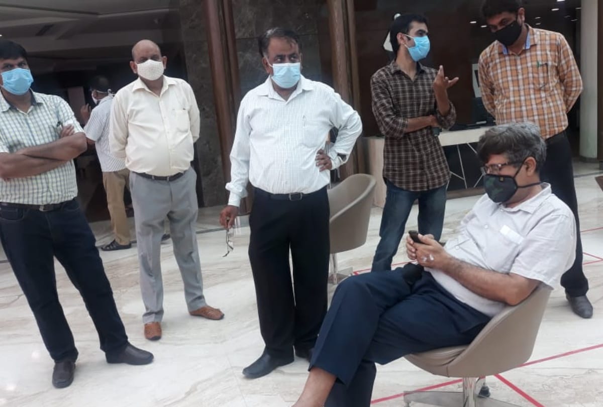 Btech student beaten and injured by miscreants and looted car in noida