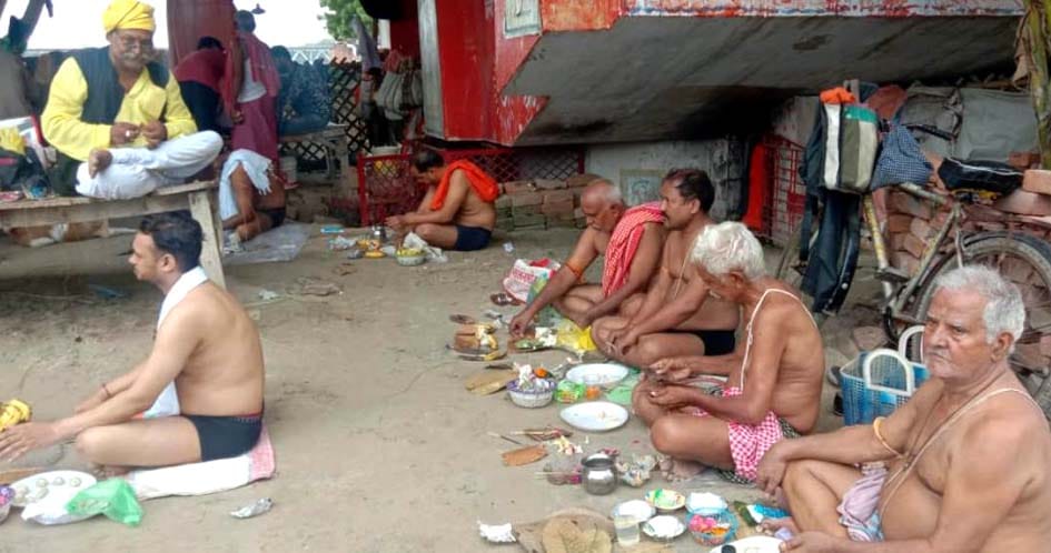 Dedication of ancestors' self at the ghats