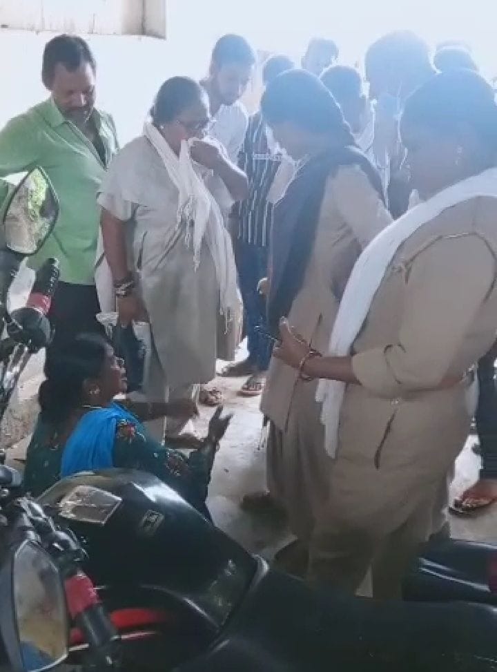 Pratapgarh: Woman caught while blowing one lakh rupees from old man's pocket
