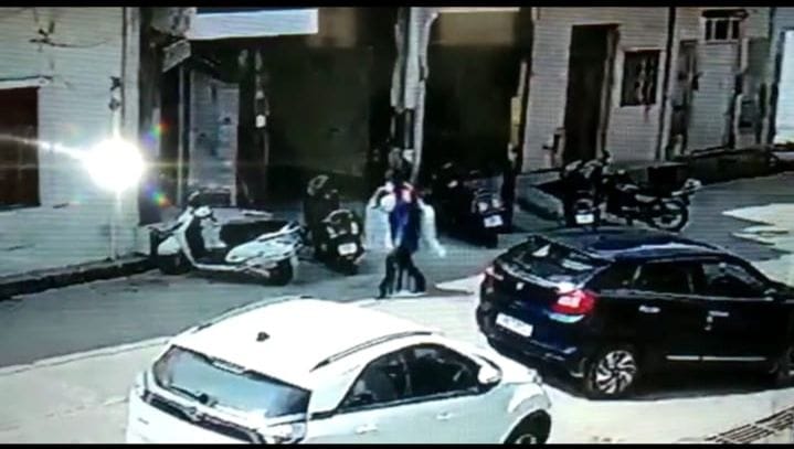 Hathras: LED stolen in car, incident captured in CCTV