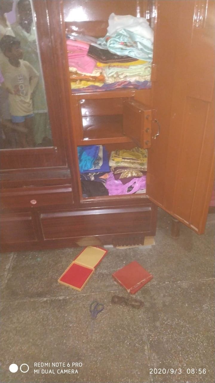 thief entered in house and theft jewellary