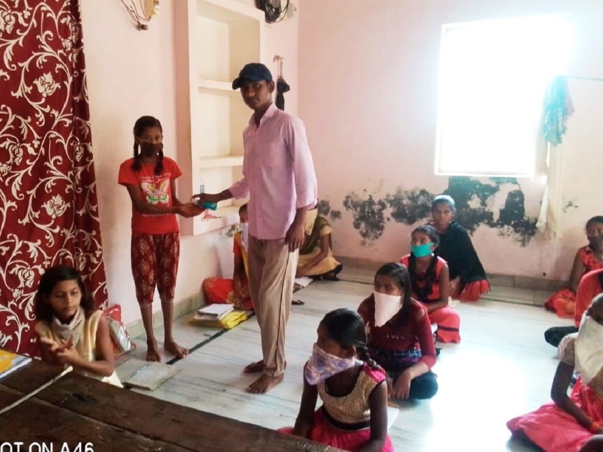 The school running in the settlements here, the future of children who are voluntary grooming in jaunpur up