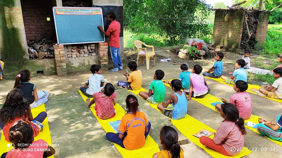 The school running in the settlements here, the future of children who are voluntary grooming in jaunpur up