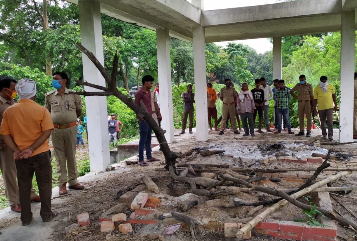 People ran away leaving woman funeral pyre after Seeing police in Kushinagar