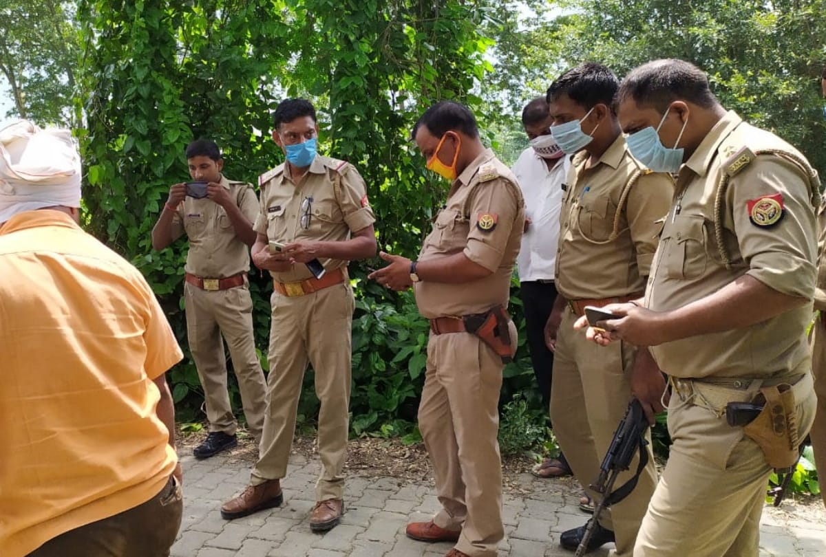 People ran away leaving woman funeral pyre after Seeing police in Kushinagar