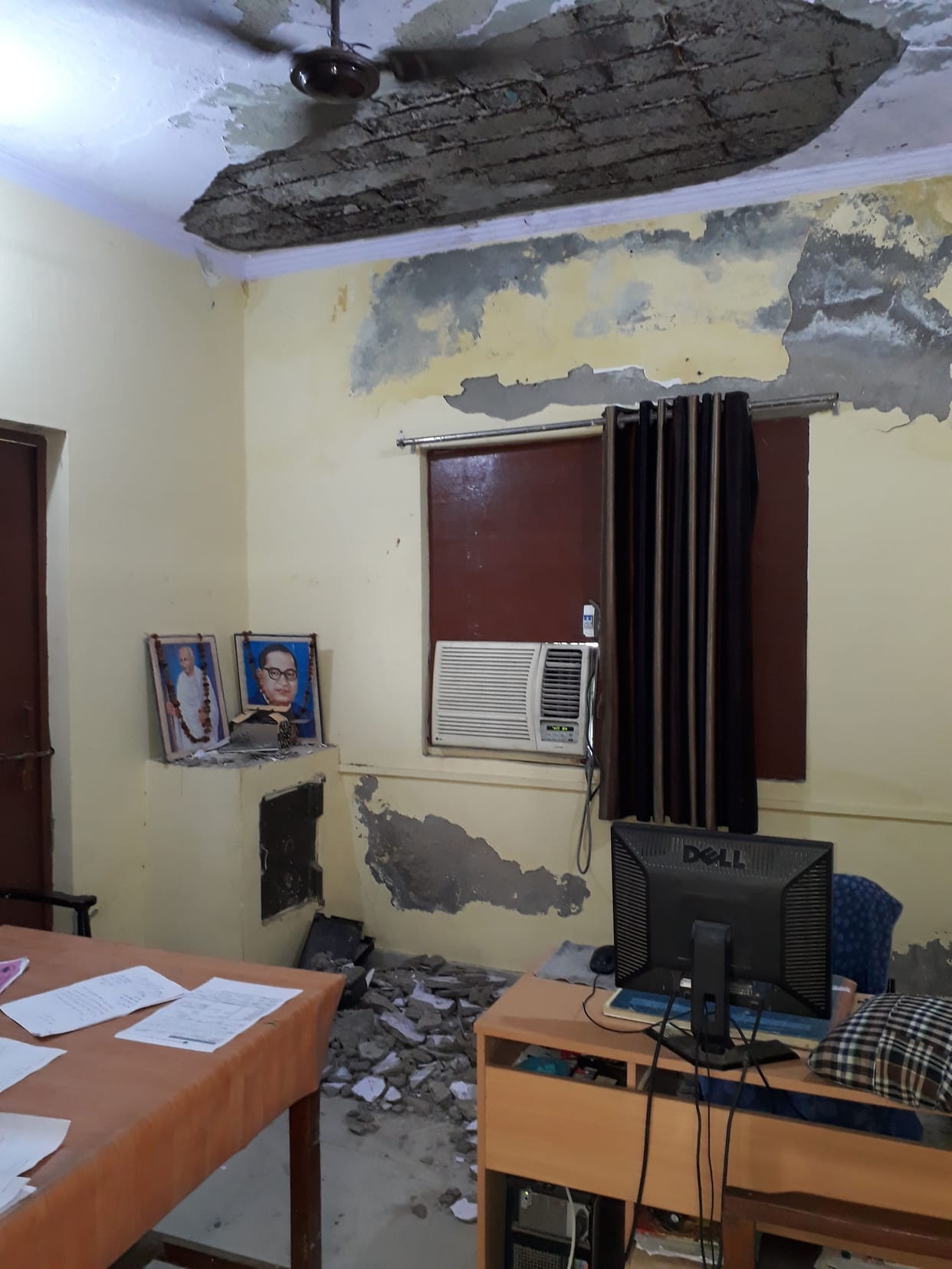 Hathras: Roofing plaster of electricity office, commotion