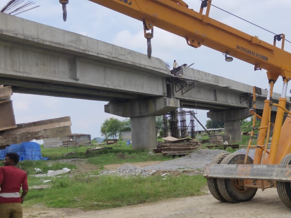 Approach on both sides of Yamuna bridge could not be started in etawah