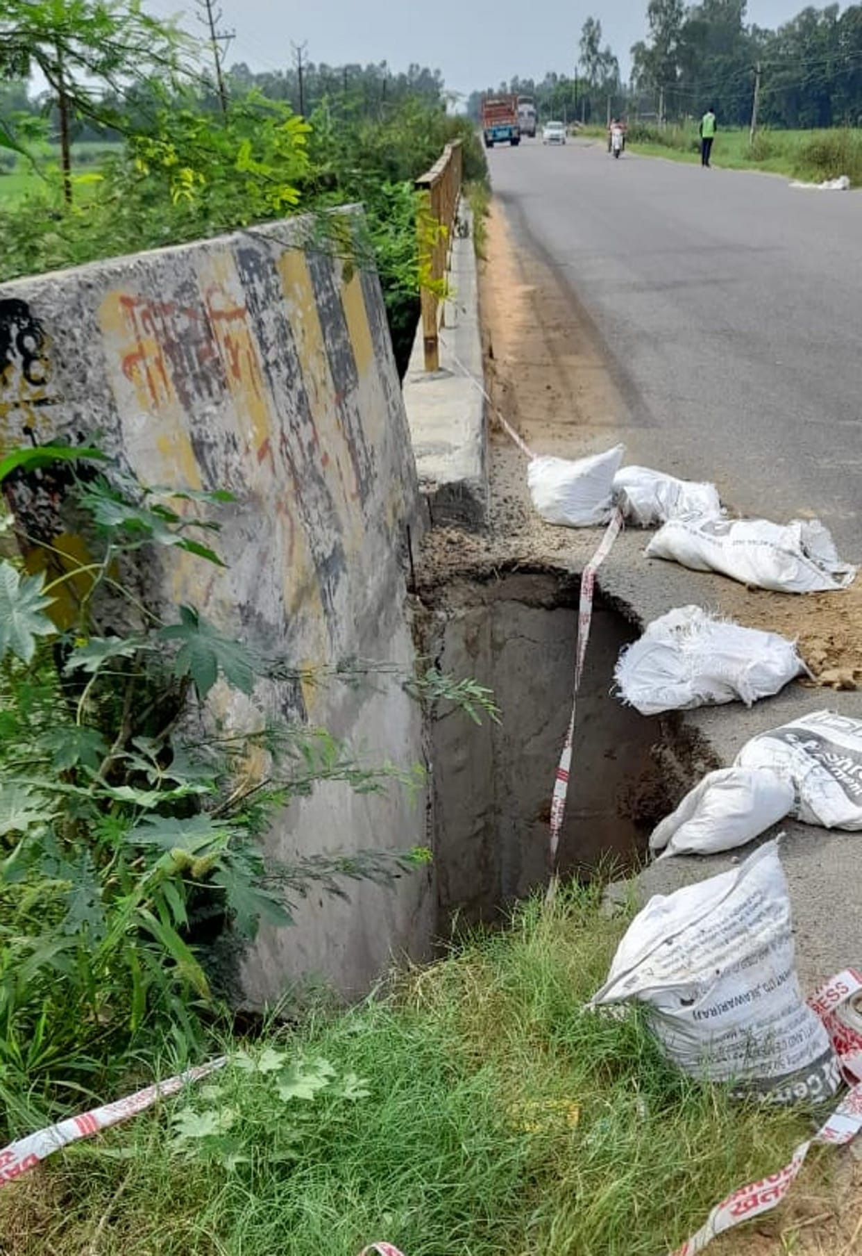 The pit was not filled on the banks of the Katha river bridge