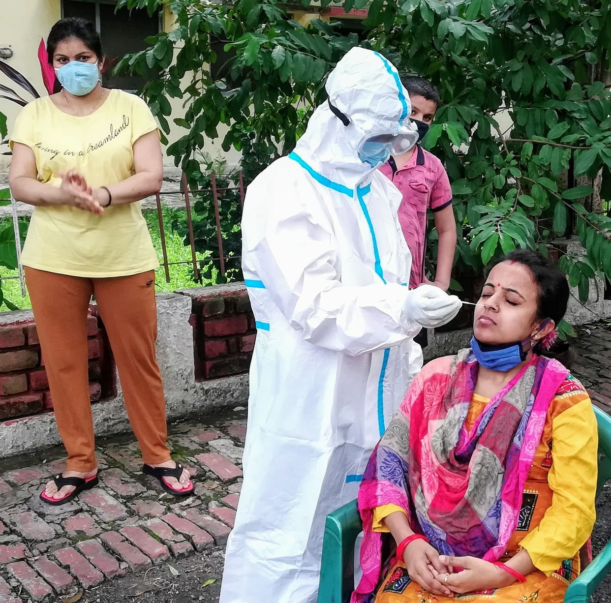 woman died due to corona virus, six persons included six year old girl found positive