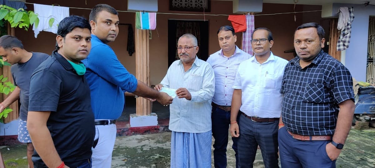 Executive Officer Association handed over check of three lakh 51 thousand to Mani Manjari Rai's father