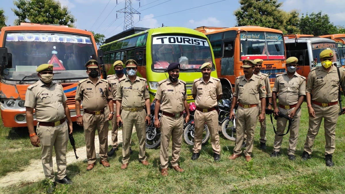 Big action on Mukhtar gang, seized one crore property including buses of vasuli mafia in mau