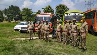 Big action on Mukhtar gang, seized one crore property including buses of vasuli mafia in mau