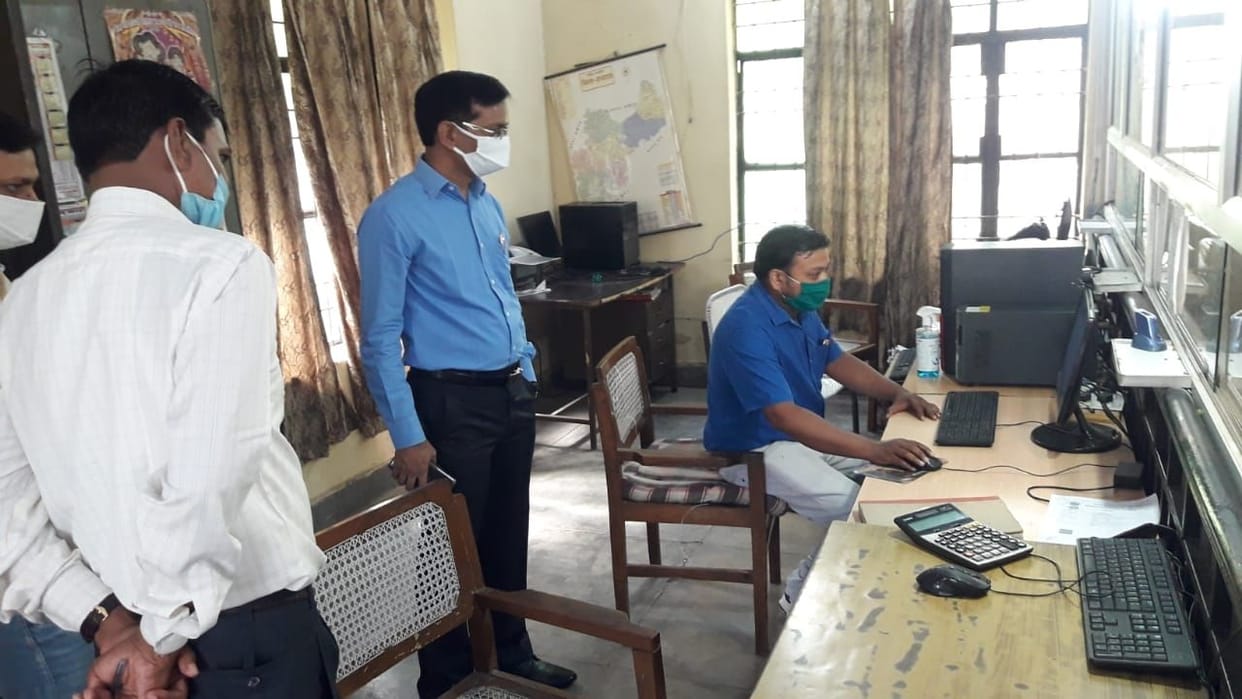 Hathras: Cleanliness not found in Registrar's Office