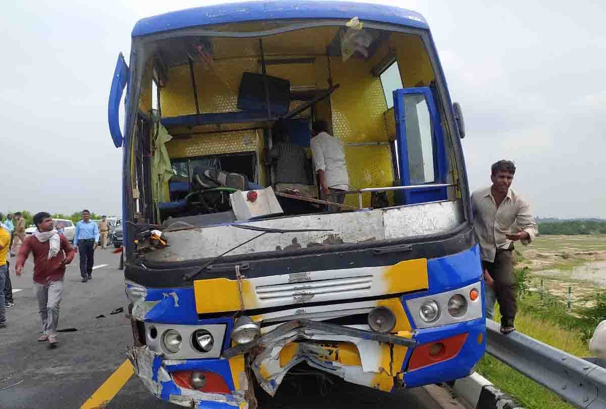 Heavy road accident on Agra-Lucknow Expressway, double decker bus overturned on highway due to tire burst