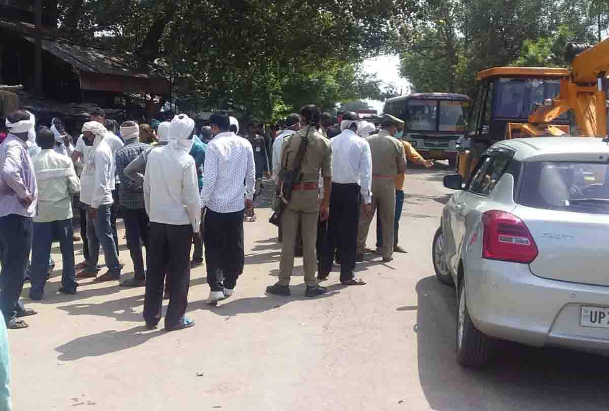Dead body of uncle and nephew found lying on the roadside, Police is assuming road accident