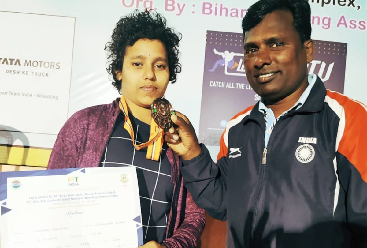 National medalist Wrestlers Neelam Solanki sell accessories in weekly haat in agra