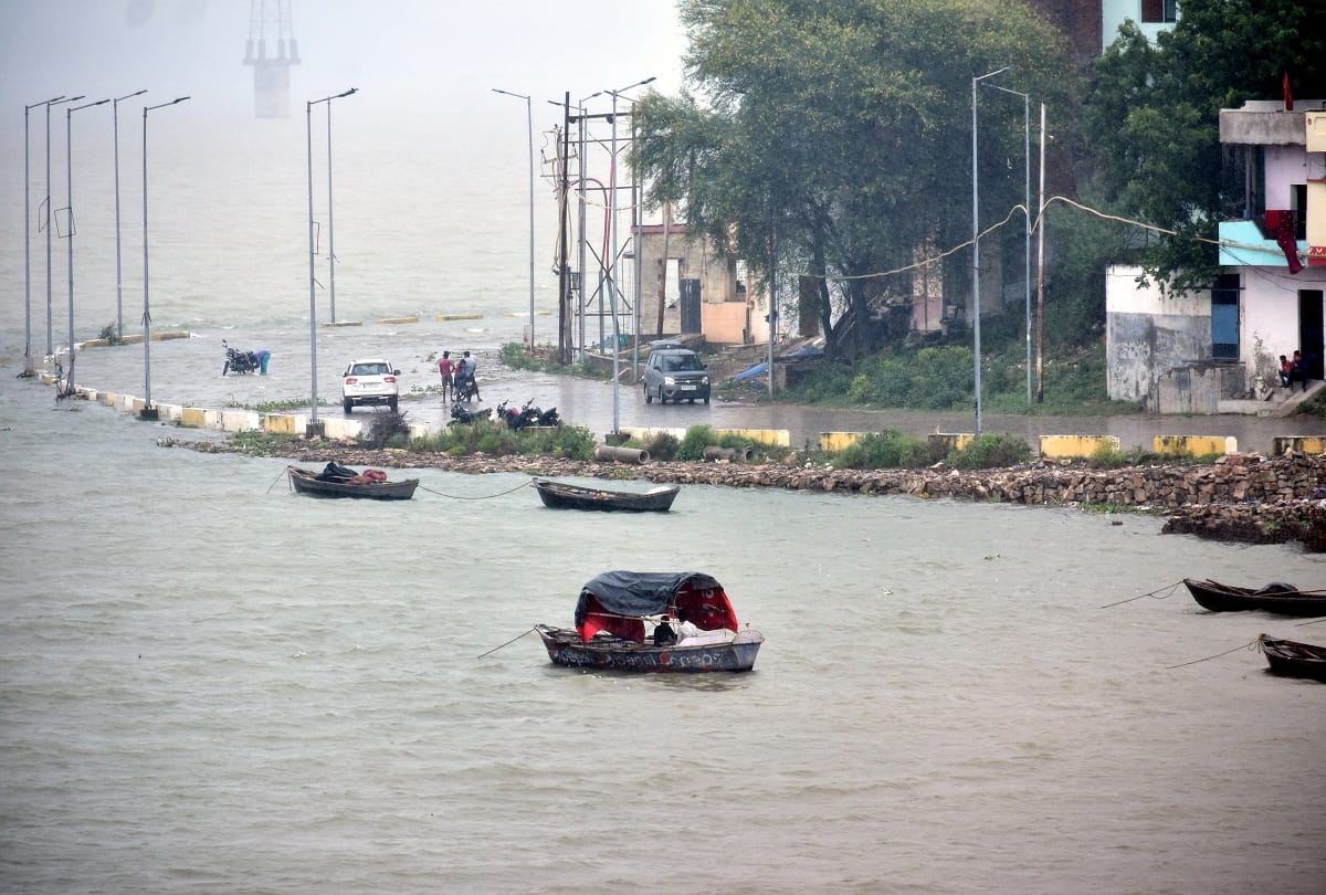 Prayagraj Flood Flood threat increases in Prayagraj due to release of lakhs of cusecs of water