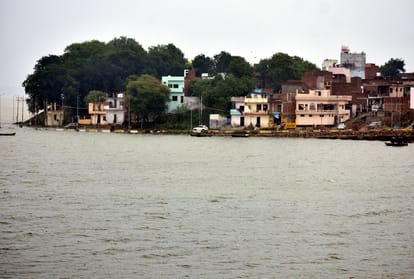 Prayagraj Flood Flood threat increases in Prayagraj due to release of lakhs of cusecs of water