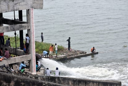 Prayagraj Flood Flood threat increases in Prayagraj due to release of lakhs of cusecs of water