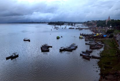 Prayagraj Flood Flood threat increases in Prayagraj due to release of lakhs of cusecs of water