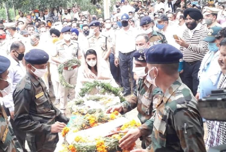 Last rites of Shaheed Subedar Rajesh Kumar at Native village in Hoshiarpur