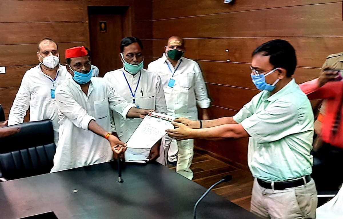 Samajwadi Party submits memorandum to commissioner about weavers problems reach out to government in varanasi