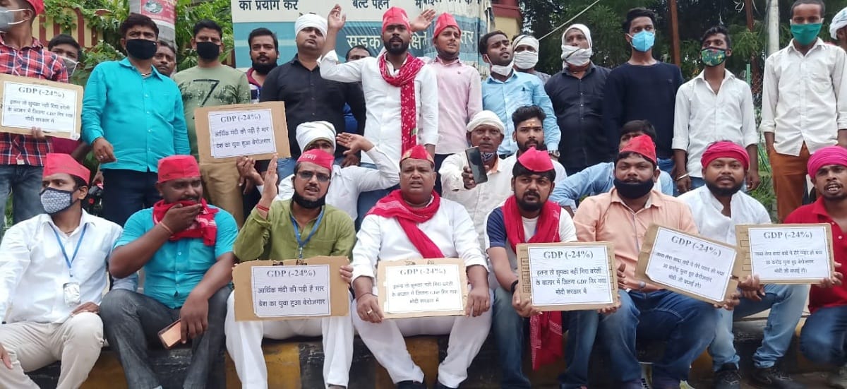 SP protests at BHU Singh gate over falling GDP, demonstrating by begging in varanasi