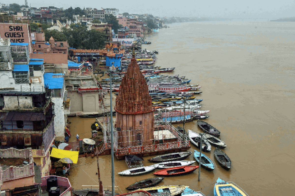 Varanasi Ganga water level increasing : Warnings to stay away from Ganga Ghats instructions to sailors to remain alert Ganga near danger point