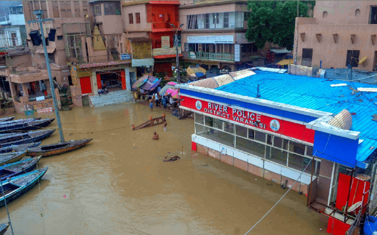 Varanasi Ganga water level increasing: Ganga near danger point temple submerged