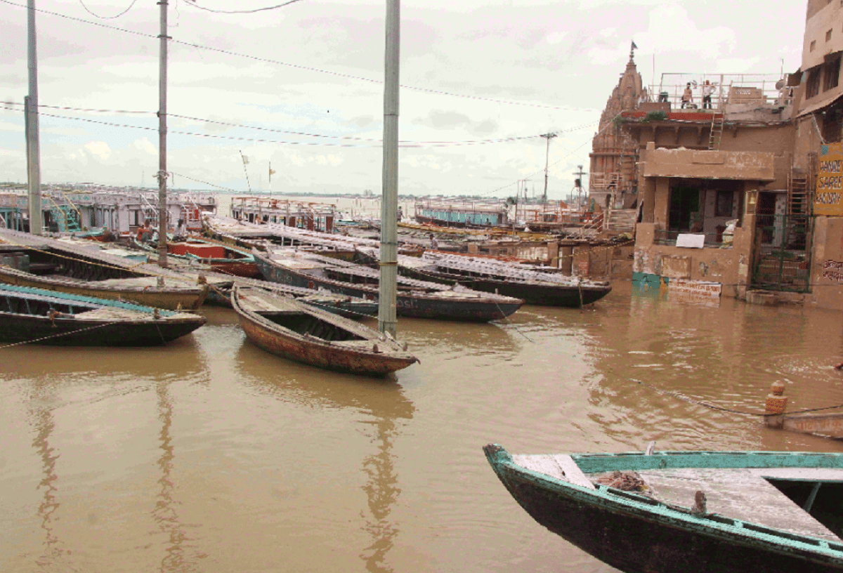 Varanasi Ganga water level increasing : Warnings to stay away from Ganga Ghats instructions to sailors to remain alert Ganga near danger point