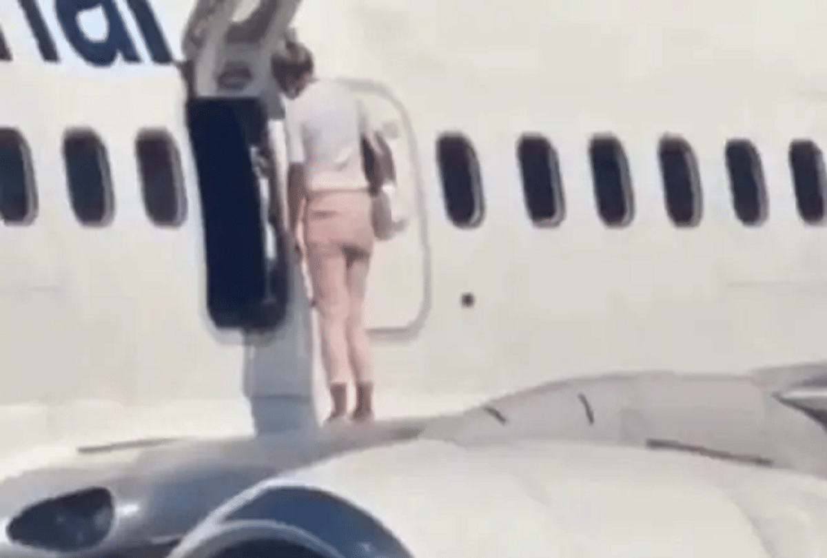 women walked on flight wing after complaining feeling too hot video goes viral