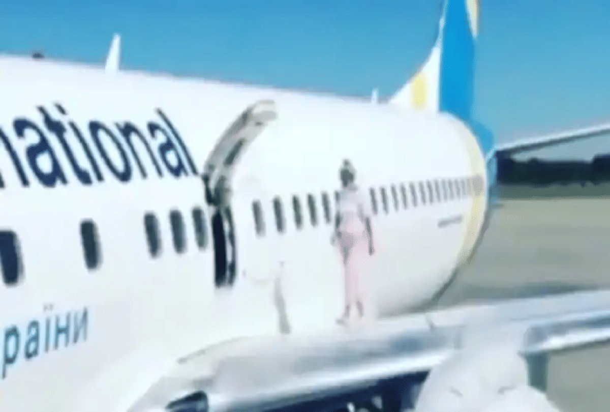 women walked on flight wing after complaining feeling too hot video goes viral