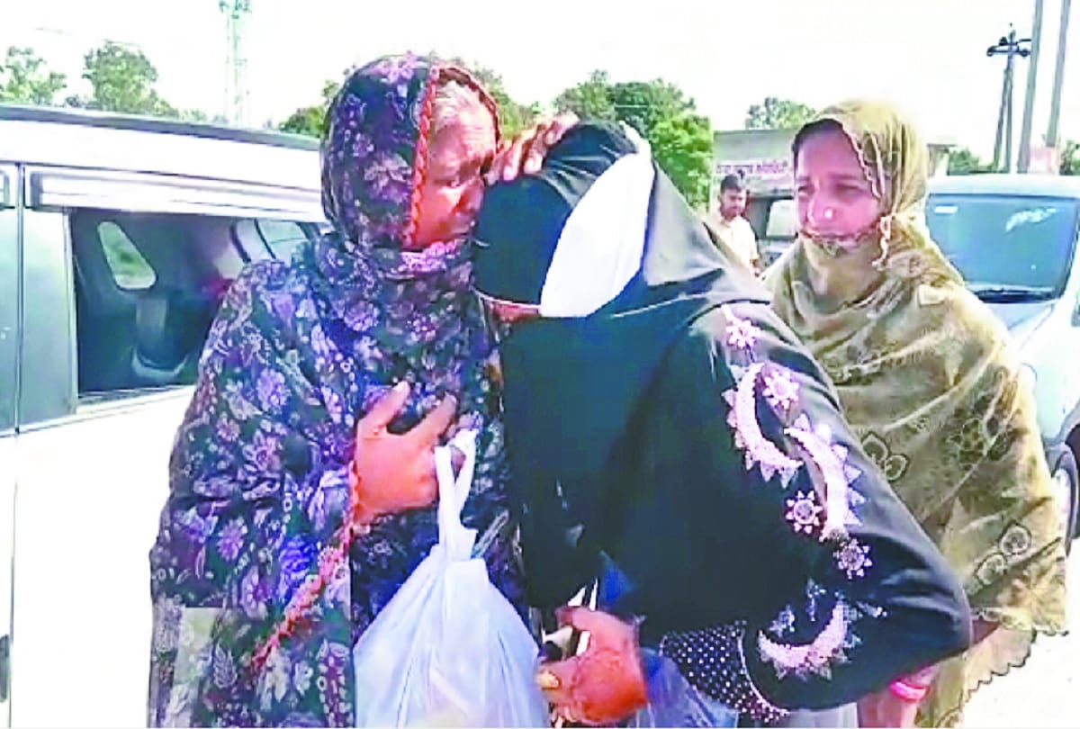 pakistani stranded in india due to corona returned to their home