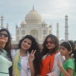 महताब बाग में सेल्फी लेते पर्यटक