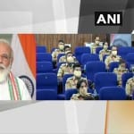 ट्रेनी आईपीएस अधिकारियों से बात करते प्रधानमंत्री नरेंद्र मोदी