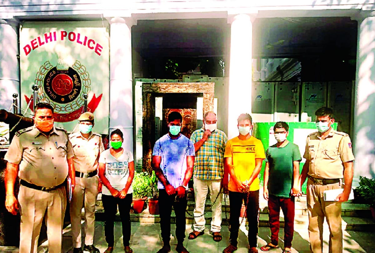Police arrest 5, bust gang that cheated over 1k people in two years