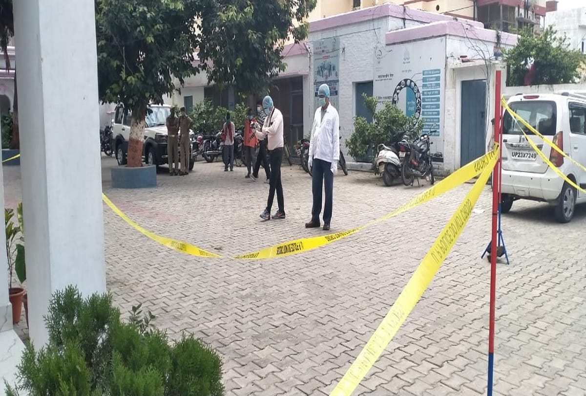 in badaun police constable shot himself after shoot ssi in police station