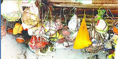 सिटी श्मशान भूमि में टंगी अस्थियां।