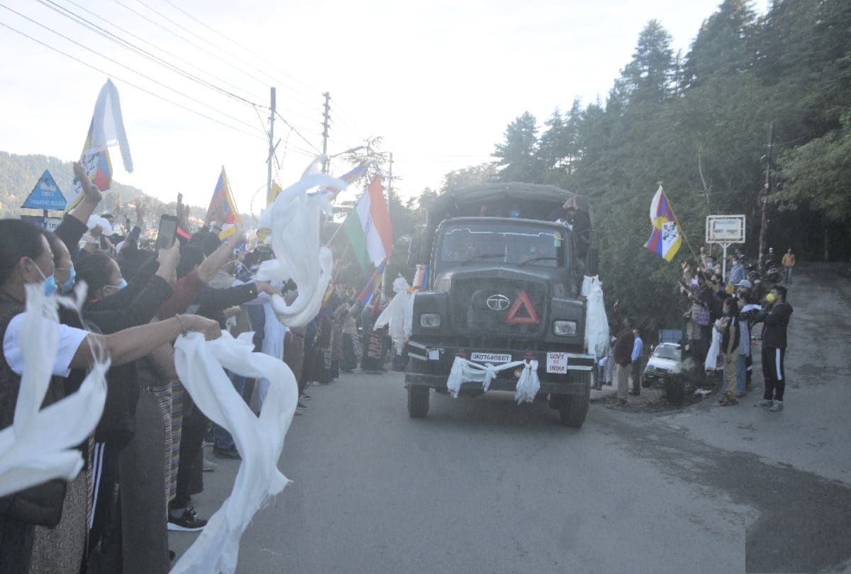People of Tibetan community cheer for security forces  going to LAC in Shimla