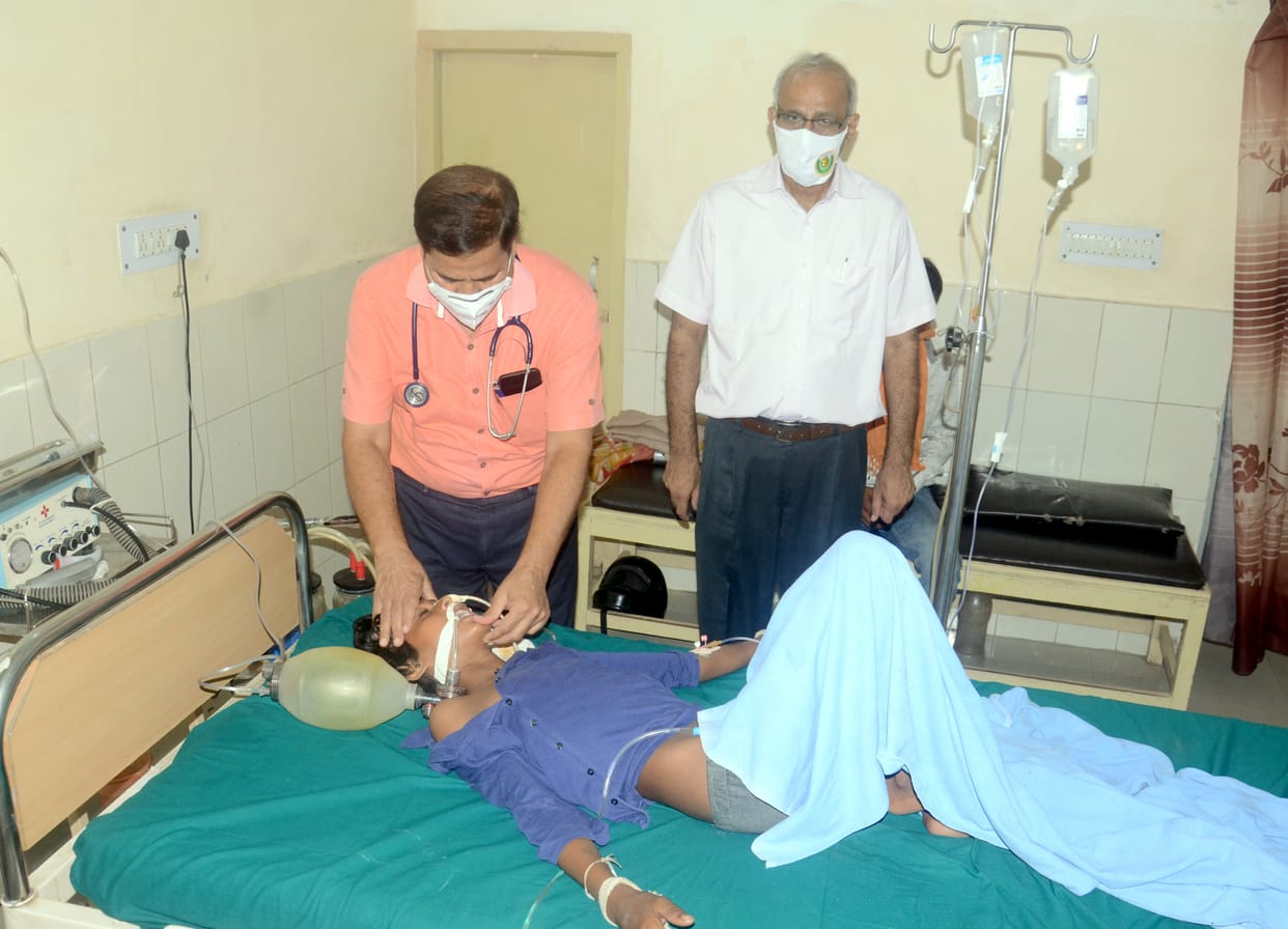 Poisonous snake punches woman, woman and child