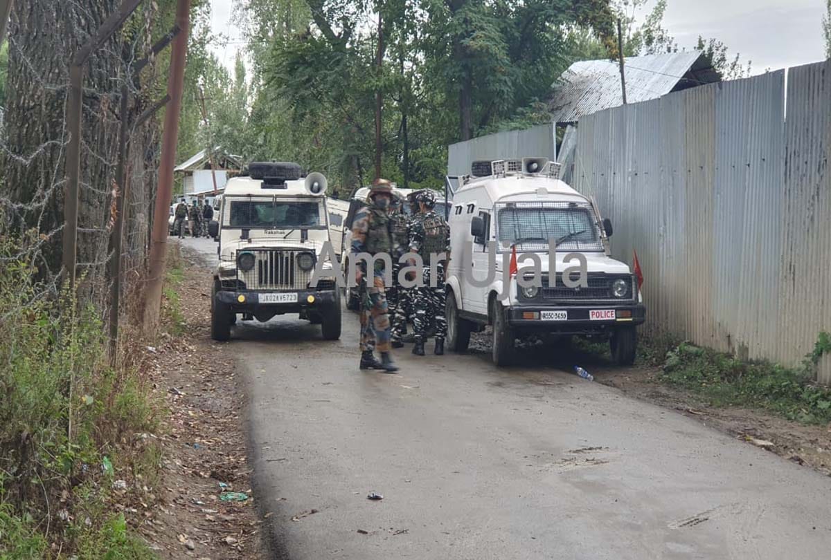 Encounter at Lelhar in Pulwama district, a Hizbul Mujahideen terrorists surrender after brother's plea